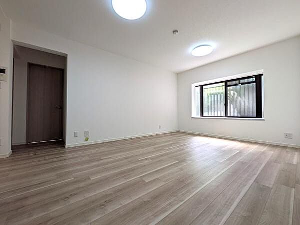 家族が集うゆとりあるリビングで、明るく開放感のあるくつろぎの空間です。