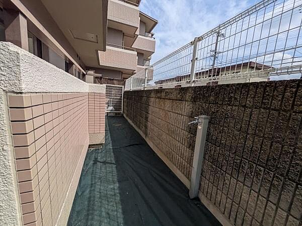 住まいの裏手にはゆとりある裏庭を備え、ガーデニングや家庭菜園など多目的にご利用いただけます。