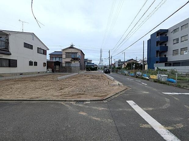 3号棟 並列2台駐車可能!ZEH水準の断熱性能、長期優良住宅認定予定と、安心・快適の性能基準もクリア。