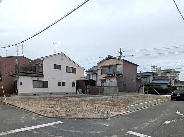小学校まで徒歩3分、幼稚園・保育園も徒歩5?6分と、お子様の通学や毎日の送迎も安心の好立地!スーパーや病院、公園も徒歩10分圏内に揃い、子育て世帯にピッタリの住環境です。