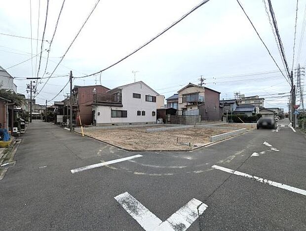 周辺環境が充実しており、小学校へ徒歩3分、中学校へ徒歩7分と通学も安心。