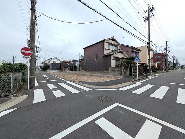 北側道路は歩車分離設計により、小さなお子様やご高齢の方にも安心の環境です。