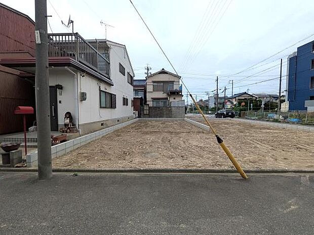 2号棟 並列2台駐車可能!ZEH水準の断熱性能、長期優良住宅認定予定と、安心・快適の性能基準もクリア。