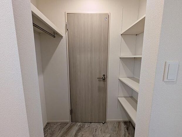 1階収納には可動棚とハンガーパイプを備え、タオルや衣類を効率よく整理。