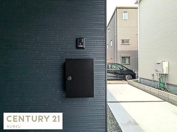 来訪者の顔を室内モニターで確認できるTVモニター付きインターホンを採用し、安心のセキュリティを実現します。