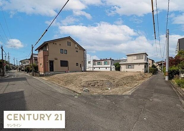 桜本町駅徒歩5分、小学校徒歩5分、幼稚園徒歩2分と通学も安心。周辺は公園も近く好環境です。高台の落ち着いた立地でのびのびと理想の家族の時間を育めます。