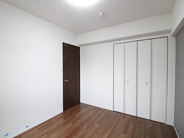 広さと落ち着きを兼ね備えた主寝室で、心地よいプライベートタイムをお過ごしいただける空間です。