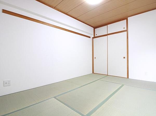 落ち着きのある畳のスペースを設け、くつろぎの空間や客間として多用途にご利用いただけます。あるとホッとする畳のお部屋。新しい畳の香りに癒されます。