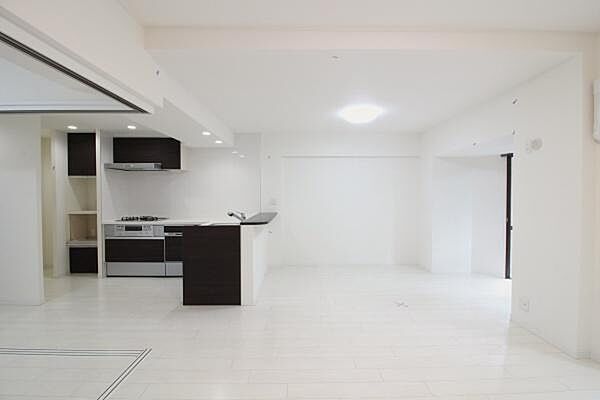 ご家族が揃ってお食事するダイニングテーブルを置いてもゆとりがある広さ。南側には大きな窓があり明るく素敵なお食事時間をお楽しめます。