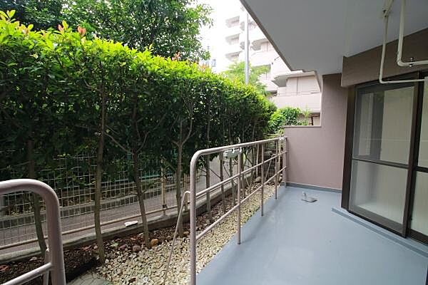 南側で日当たり良好なバルコニー♪専用庭付きで、暮らしの楽しみも広がります。