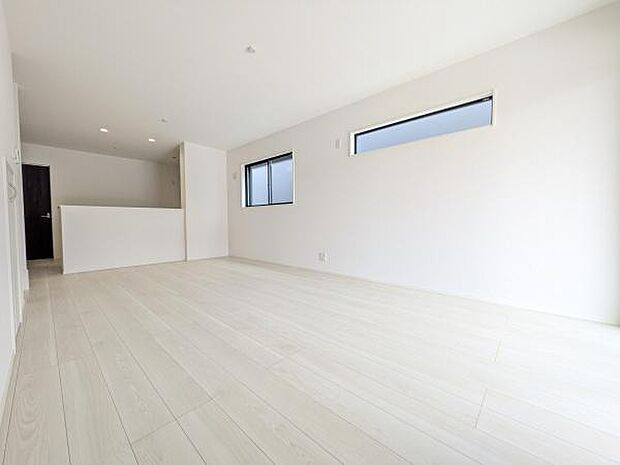 対面キッチンからリビング・ダイニングがつながる、開放感のある広がりを感じる空間です。