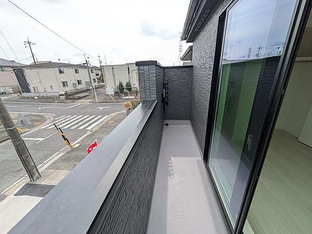 南向きのバルコニーがもたらす、明るく開放的な暮らし