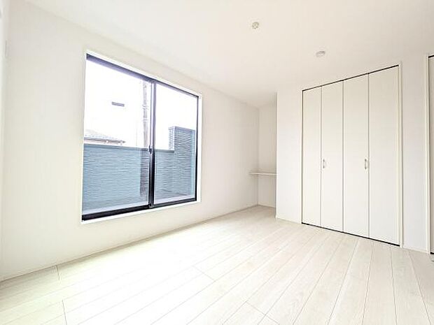 たっぷり収納できるウオークインクローゼット付の広々した洋室。南側バルコニーに面しています。デスクスペースもあり、主寝室に最適。