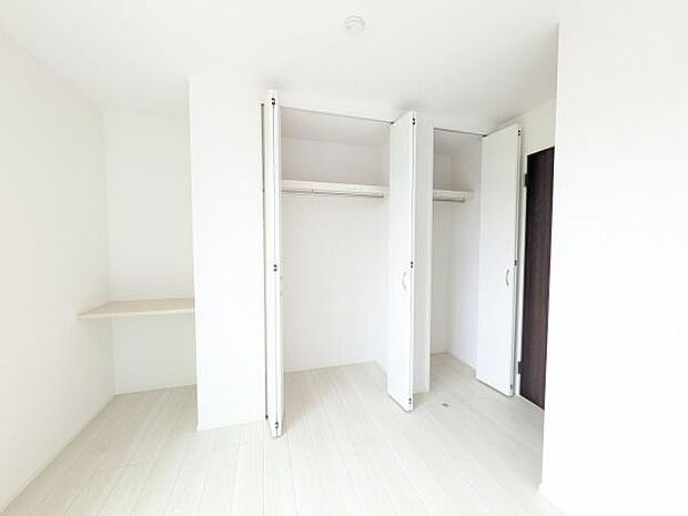 たっぷり収納可能なクロゼット付きです。