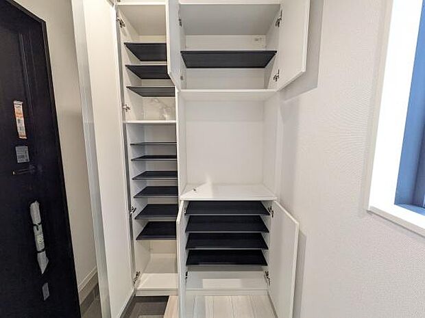 ご家族全員の靴もすっきり収納できます。