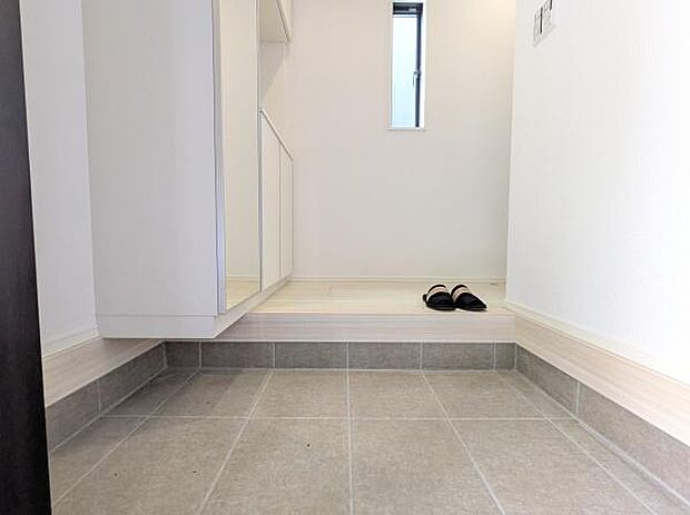 シンプル且つモダンなエントランス＆ホール。ゆとりを感じさせる上質で明るい空間が住まう人や訪れる人を心地よく迎え入れてくれます。