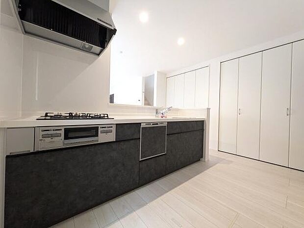 ダイニングとの空間のつながりが、スペースのゆとりを生み出します♪