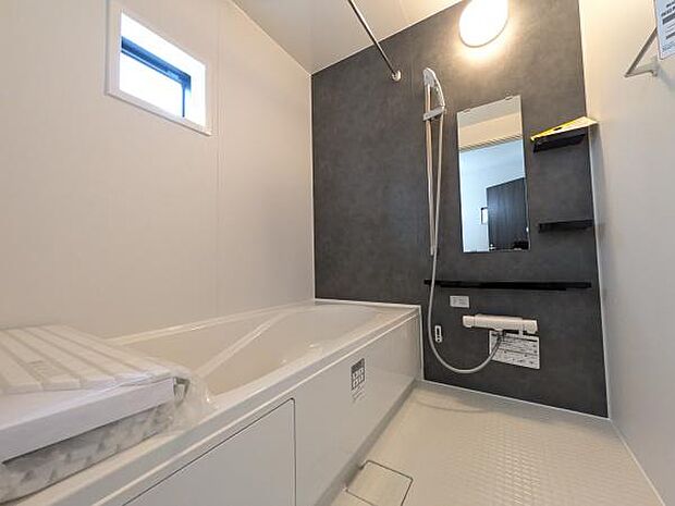 アクセントパネルで落ち着きのある雰囲気を演出したバスルームです。浴室暖房乾燥機も装備。