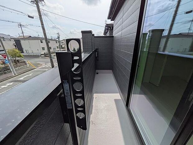 眺望の良い南向きのバルコニーがもたらす、明るく開放的な暮らし。