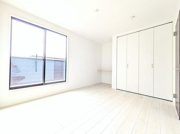 たっぷり収納できるウオークインクローゼット付の広々した洋室。南側バルコニーに面しています。書斎スペースとして使えるデスク付きです。