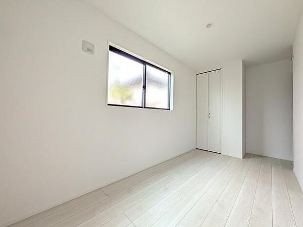 北側の洋室5.4帖。クロゼット付。