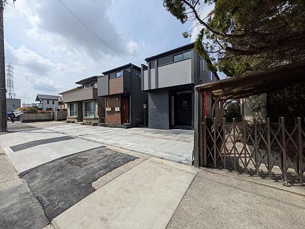 歩道付きの広い道路に面して駐車もしやすいです。