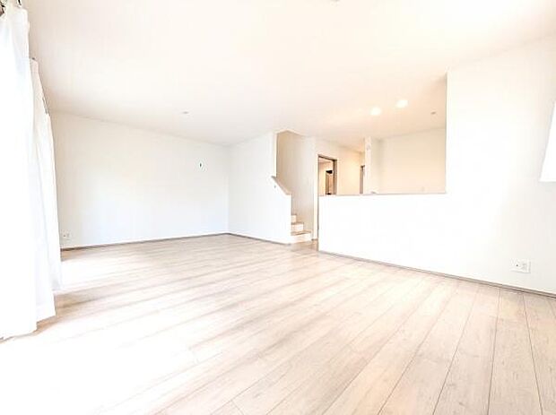 ここにはみんなが集い、食事と楽しい会話が始まる。話に夢中になりすぎて、ついつい時を忘れてしまう。そんな束の間の幸せを感じさせてくれる場所。