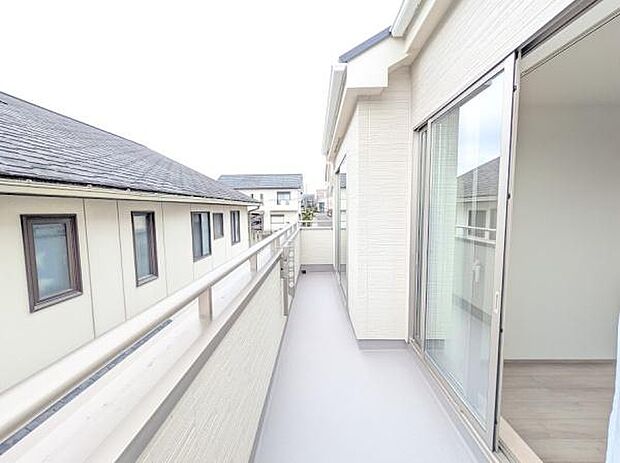 南西向きバルコニーがもたらす、明るく開放的な暮らし