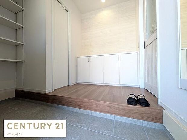 収納力充実のシューズインクロゼットもある玄関。正面の収納上部は飾り棚として使ってください。上部にダウンライト付です。