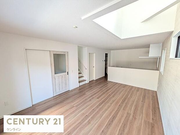 吹抜のハイサイドライトからの光で開放感もあり明るいLDK