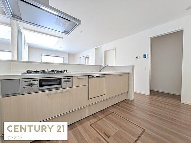 大型スライド収納付き、片付けやすいキッチンです。床下収納もあります。