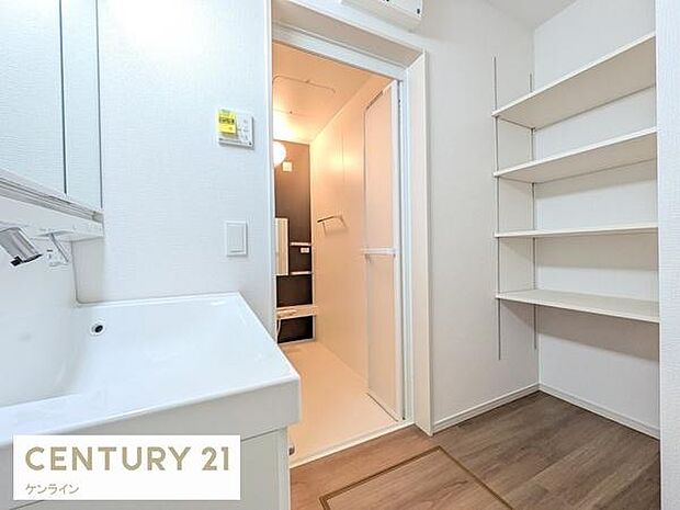 収納力に優れた使いやすい洗面室。