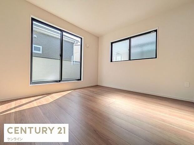 たっぷり収納できるウオークインクローゼット付の広々した洋室。南側バルコニーに面しています。