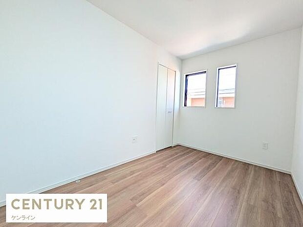 二面採光の洋室。収納も充実。