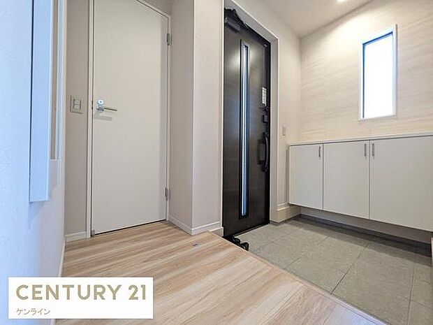 窓もあり明るい玄関