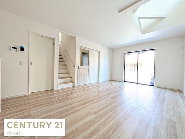 開放感のあるリビング階段は、お子様が帰ってきたら、お帰りの声をかけてあげやすく、コミュニケーションも充実。