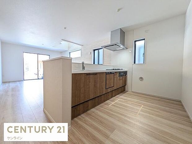 人気の対面式システムキッチン。浄水器・食器洗浄乾燥機付。