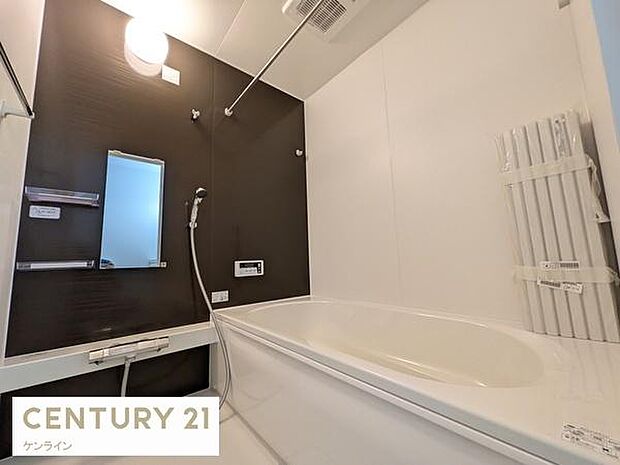 アクセントパネルで落ち着きのある雰囲気を演出したバスルームです。