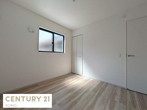 二面採光のクローゼット付きの洋室。