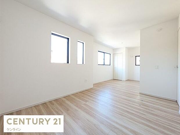 後から2室に仕切ることも可能な明るく広い洋室です。