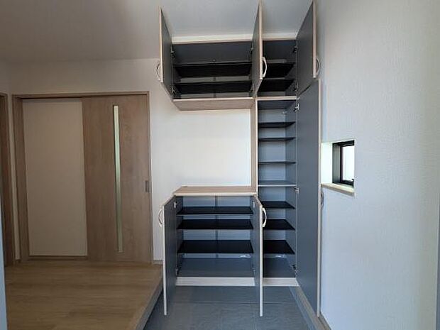 ご家族全員の靴もスッキリ収納！