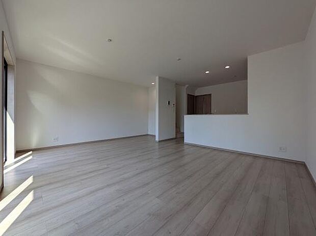 対面キッチンからリビング・ダイニングがつながる、開放感のある広がりを感じる空間です。