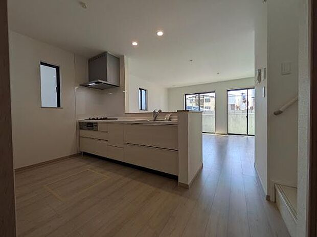 玄関からキッチンまでの動線が良く、買い物帰りの荷物もスムーズに収納できます。