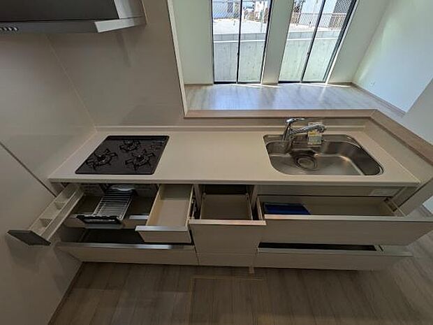 大型スライド収納付き、片付けやすいキッチンです。床下収納もあります。