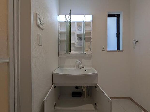 収納たくさんの三面鏡