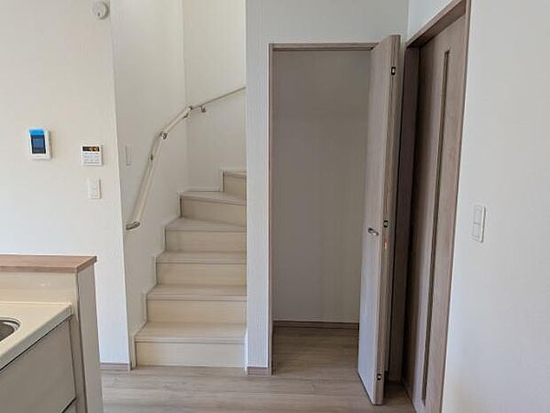 キッチンから近く、調理器具や日用品の収納に便利なスペースです。