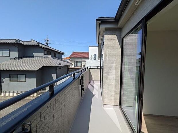 南向きバルコニーがもたらす、明るく開放的な暮らし