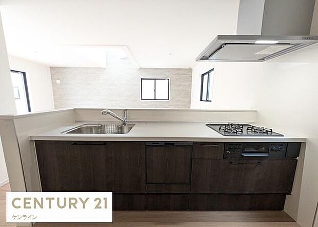 収納力豊富なシステムキッチン。