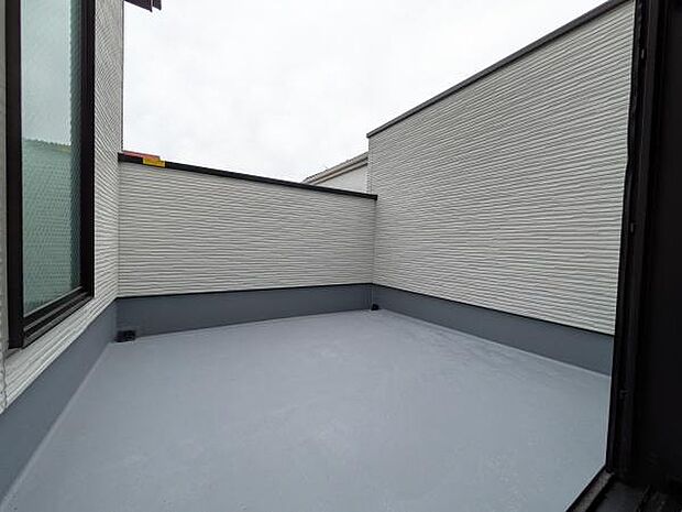 広いバルコニー