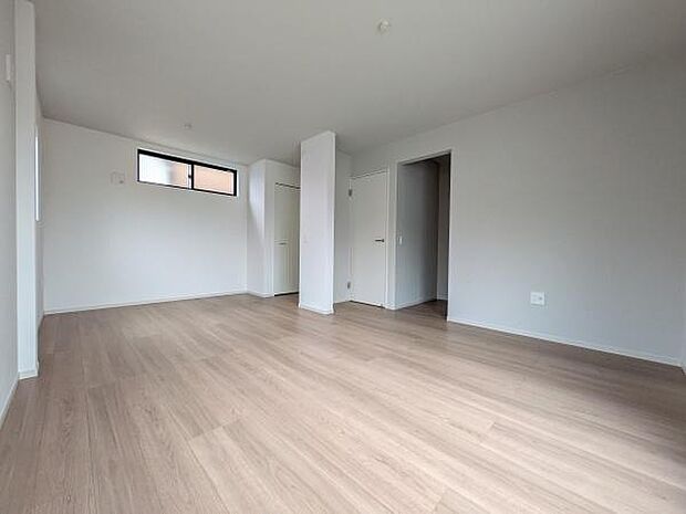 たっぷり収納できるウオークインクローゼット付の広々した洋室。後から間仕切りも可能です。